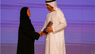 كرم معالي علي سعيد النيادي رئيس الهيئة الوطنية لإدارة الطوارئ والأزمات والكوارث إلى جانب قيادات الهيئة، الشركاء والرعاة والمشاركين